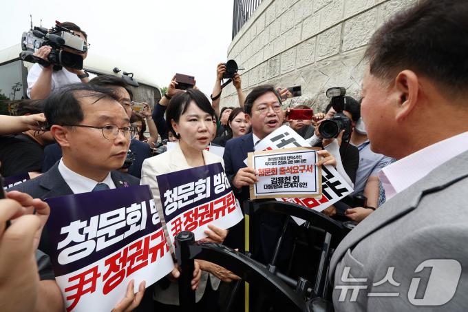 국회 법제사법위원회 더불어민주당 소속 이건태(왼쪽부터), 전현희 의원과 김승원 간사. 뉴스1 ⓒ News1 유승관 기자