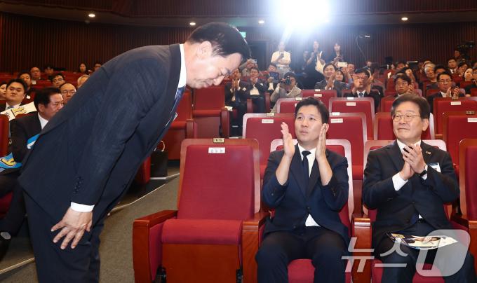[사진] 김두관 후보 바라보는 이재명 후보