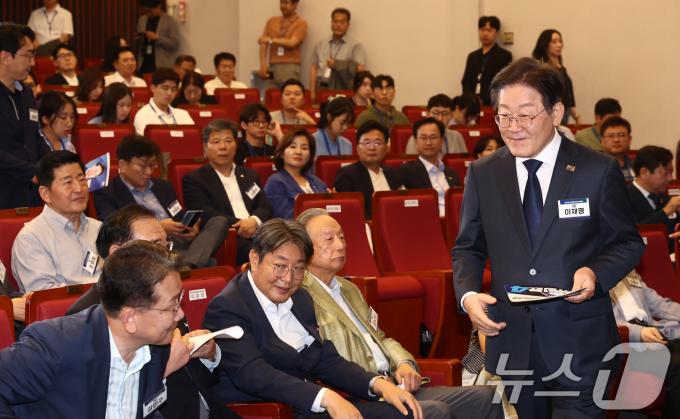 [사진] 최고위원 예비경선 참석하는 이재명 당대표 후보