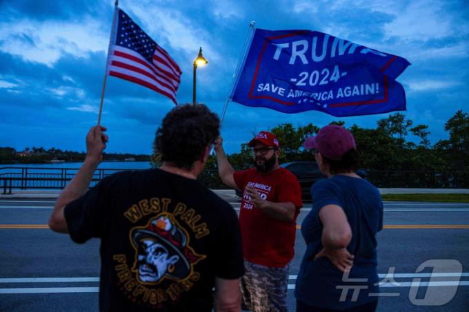 [사진] [포토]'미국을 다시 살려주세요'…트럼프 쾌유 비는 지지자들