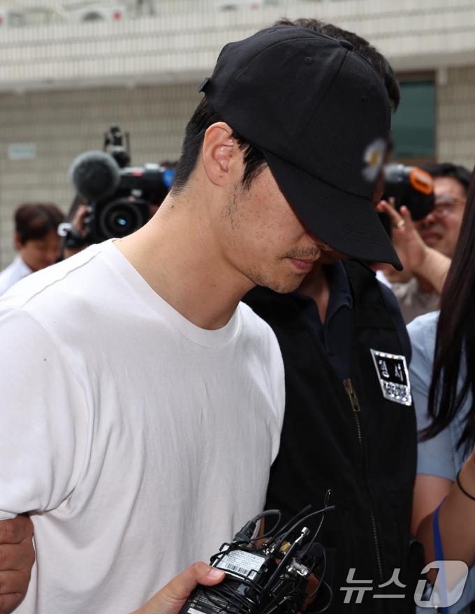 [사진] '모자 눌러 쓴 채 영장심사 출석'