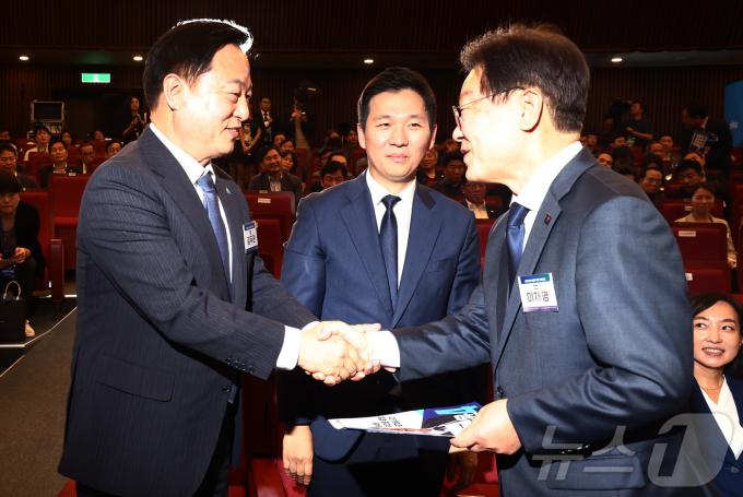 [사진] 이재명·김두관 후보, 첫 만남