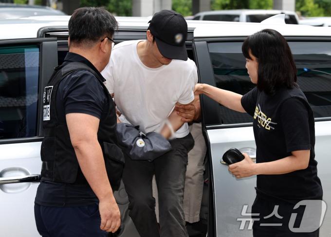 [사진] '5세 어린이 심정지' 의정부지법 도착하는 태권도 관장