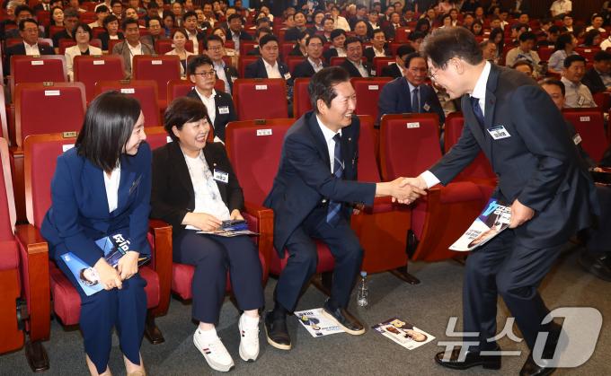 [사진] 정청래와 인사하는 이재명