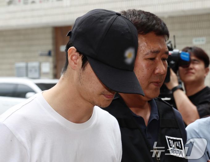 [사진] ‘5살 어린이 학대 혐의’ 30대 태권도 관장, 구속 심사