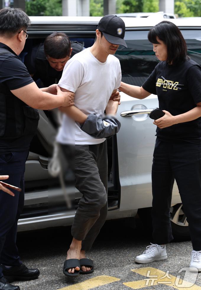 [사진] '5살 아이 중태' 30대 태권도 관장, 영장심사 출석