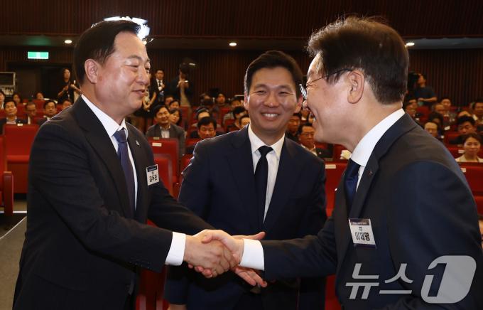 [사진] 악수하는 김두관·이재명