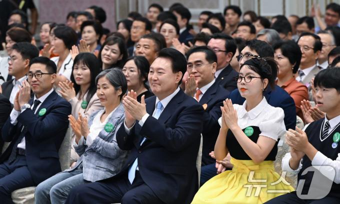 [사진] 북한이탈주민의날 기념식에서 박수치는 윤석열 대통령