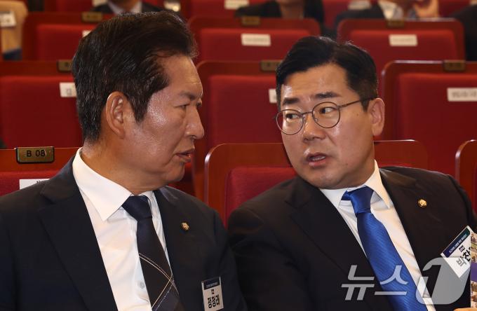 [사진] 대화하는 박찬대·정청래