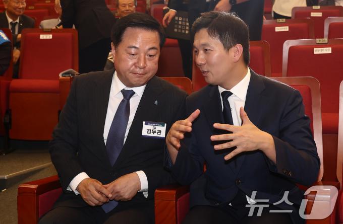 [사진] 대화하는 김두관·김지수
