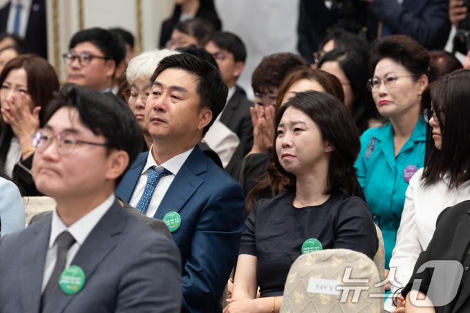 [사진] 윤석열 대통령 기념사에 눈물 흘리는 탈북민들