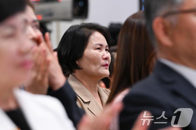 [사진] 윤석열 대통령 기념사에 눈물 흘리는 탈북민들