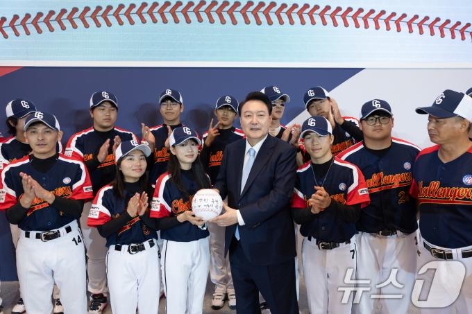 [사진] 윤석열 대통령, 미국 출정 나서는 탈북민 청소년 야구단과 함께