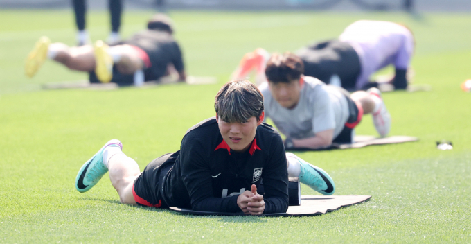 오현규가 스코틀랜드 셀틱을 떠나 벨기에 헹크로 이적할 것이라는 보도가 나왔다. 사진은 지난 1월 한국 축구대표팀에 합류한 오현규가 몸을 풀고 있는 모습. /사진= 뉴스1