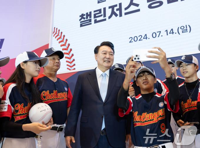 [사진] 윤석열 대통령, 미국 출정 나서는 탈북민 청소년 야구단과 함께
