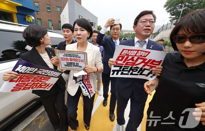 국회 법제사법위원회 소속 박은정 조국혁신당 의원(왼쪽부터), 전현희 더불어민주당 의원, 장경태 의원, 김승원 간사가 12일 오전 윤석열 대통령 탄핵 국민청원 청문회 추진 관련 대통령실에 증인출석요구서 수령을 촉구하며 서울 용산 대통령실을 항의 방문하고 있다. (공동취재) 2024.7.12/뉴스1 ⓒ News1 유승관 기자