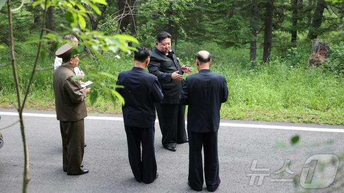 [사진] 北 김정은, 삼지연 건설사업 현지 지도…