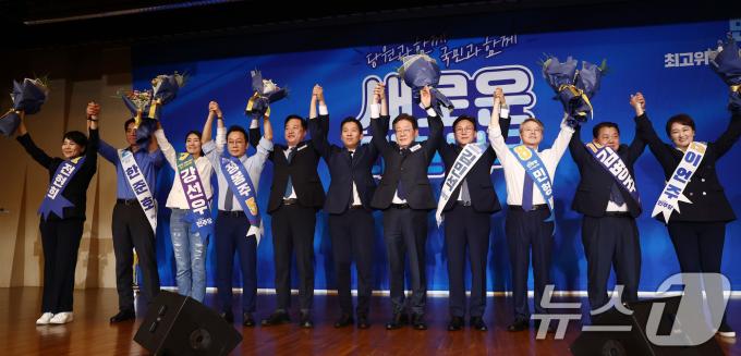 [사진] 꽃다발 든 민주당 당대표·최고위원 후보