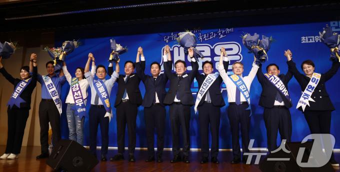[사진] 꽃다발 든 민주당 당대표·최고위원 후보