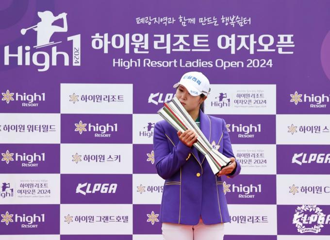 [사진] 고지우, 우승자만이 할 수 있는 트로피에 키스