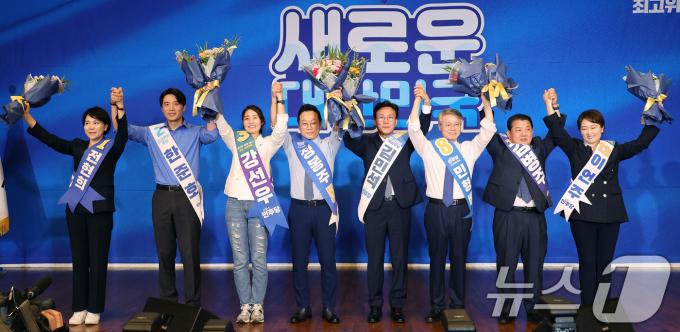 [사진] 꽃다발 든 민주당 최고위원 후보