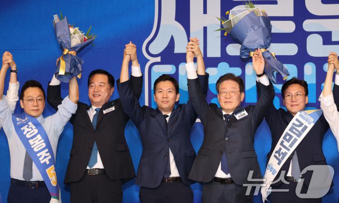 [사진] 손 맞잡은 민주당 당대표·최고위원 후보