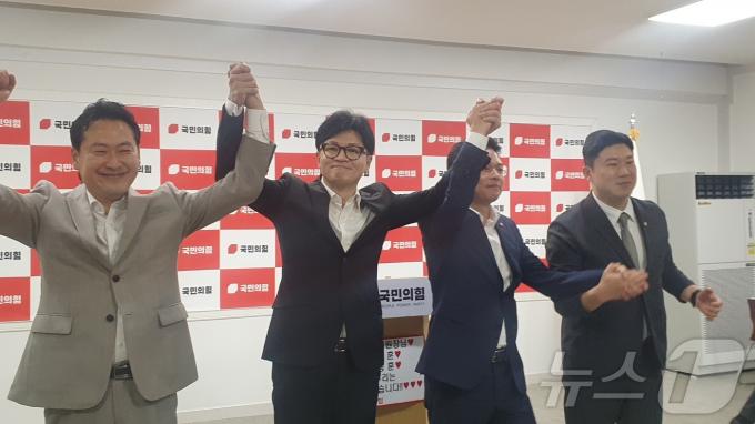 [사진] 만세하는 한동훈과 국민의힘 의원들