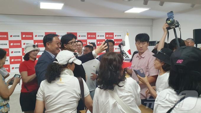 [사진] 지지자들과 사진찍는 한동훈