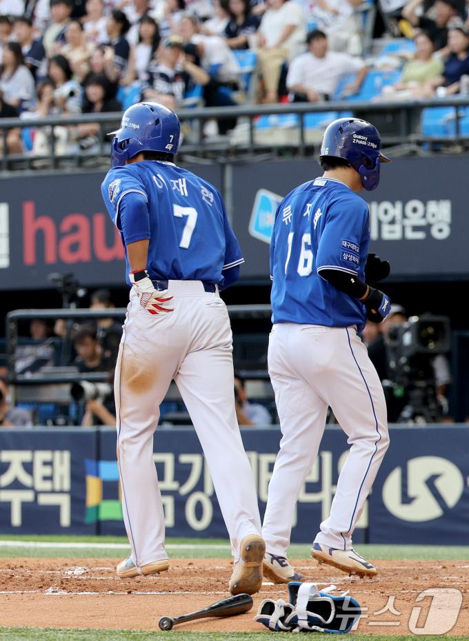 [사진] '들어오고 나가고'