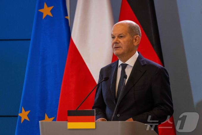 올라프 숄츠 독일 총리가 2일(현지시간) 폴란드 바르샤바에서 도날드 투스크 폴란드 총리와 공동 기자회견을 하며 연설하고 있다. 이날 숄츠 총리는 