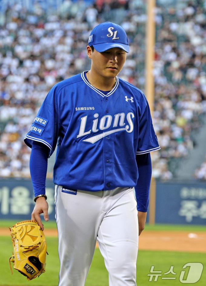 [사진] 강습타구에 맞으며 마운드 내려오는 삼성 선발 이승현