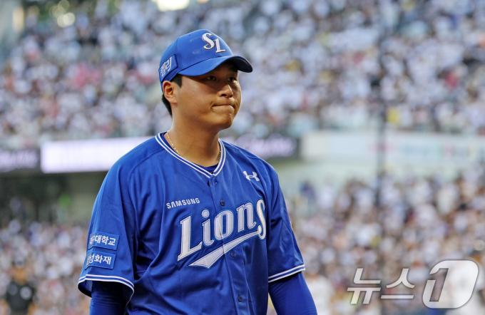 [사진] 타구 맞아 마운드 내려오는 이승현