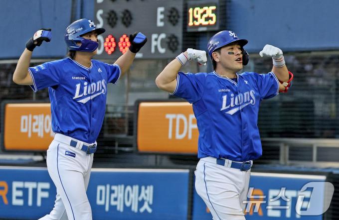 [사진] 두팔 불끈 강민호