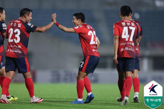 전북 현대를 완파하고 선두에 오른 김천 상무. (한국프로축구연맹 제공)