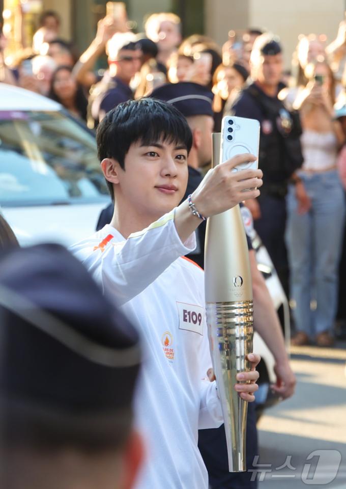 [사진] BTS 진, 성화 봉송 전 셀피