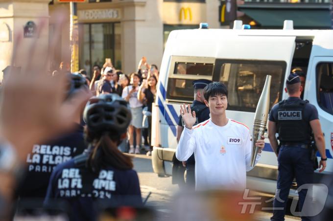 [사진] 성화 봉송 전 관중들에게 인사하는 BTS 진