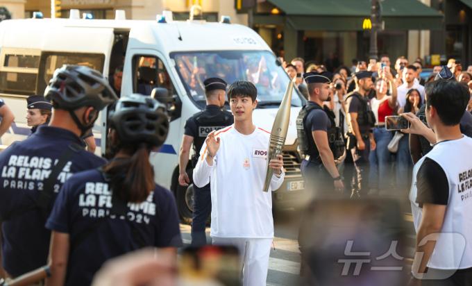 [사진] 성화 봉송 전 관중들에게 인사하는 BTS 진