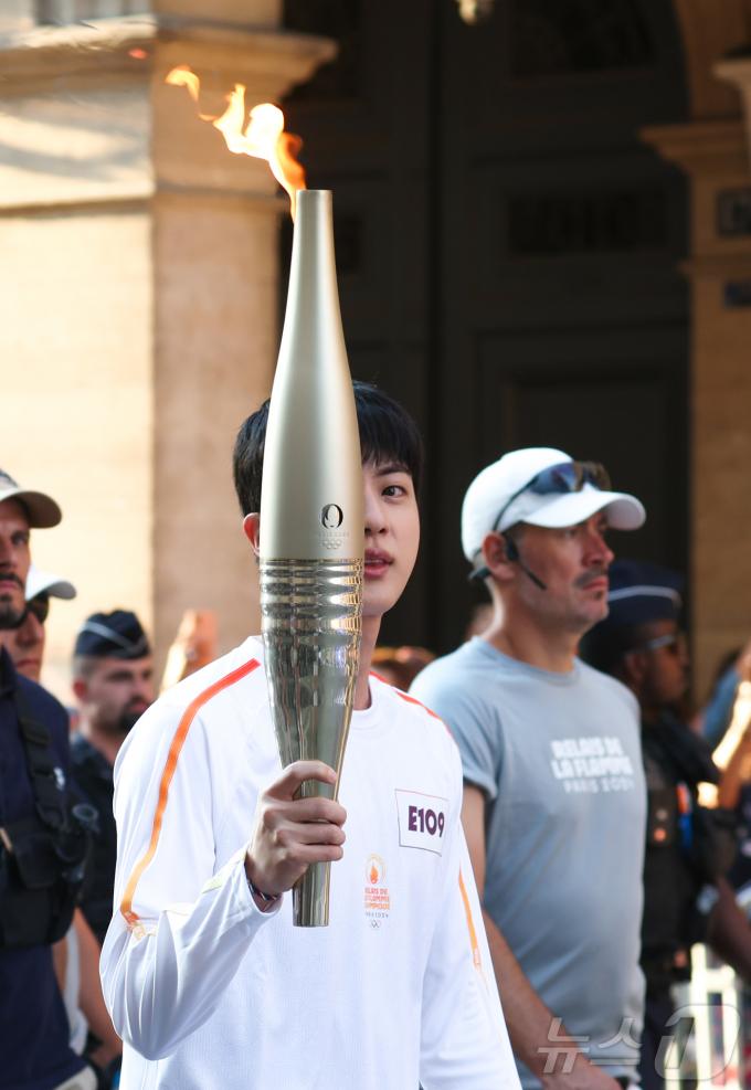 [사진] 성화 들고 파리를 가르는 BTS 진