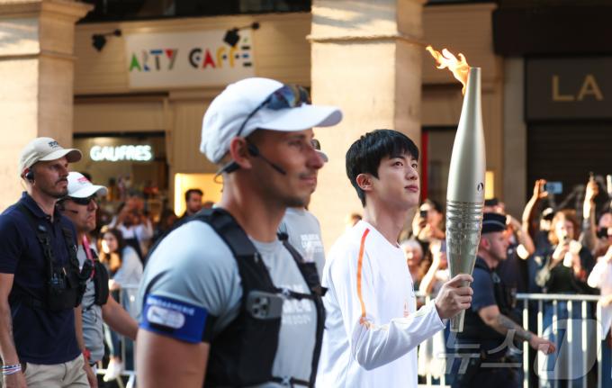 [사진] 성화 들고 파리를 가르는 BTS 진