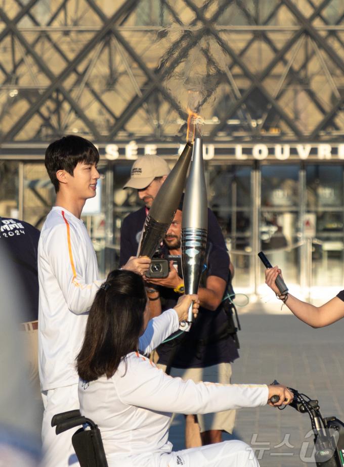 [사진] 다음 주자에게 성화 건네는 BTS 진