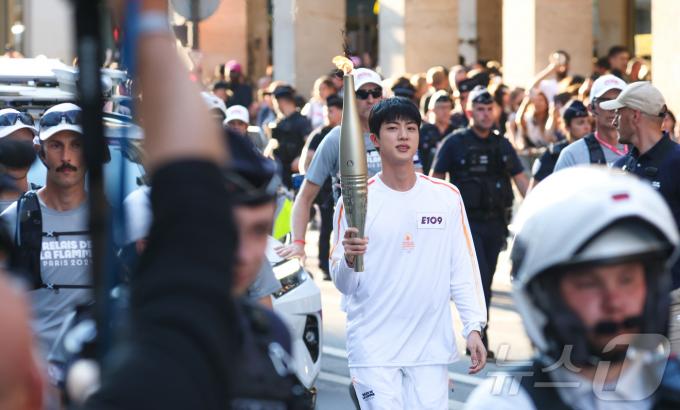 [사진] 파리올림픽 성화 봉송 주자로 나선  BTS 진