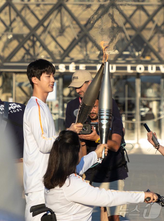 [사진] 다음 주자에게 성화 건네는 BTS 진