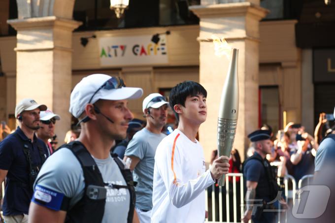 [사진] 성화 들고 파리를 가르는 BTS 진