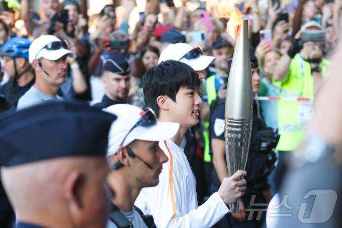 [사진] 성화 들고 파리를 가르는 BTS 진