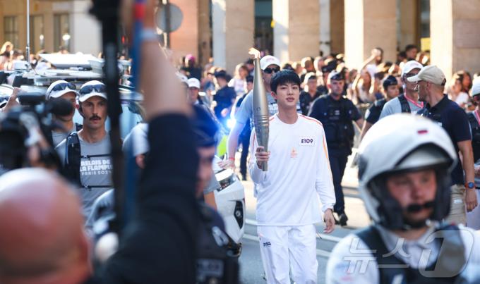 [사진] 파리올림픽 성화 봉송 주자로 나선  BTS 진