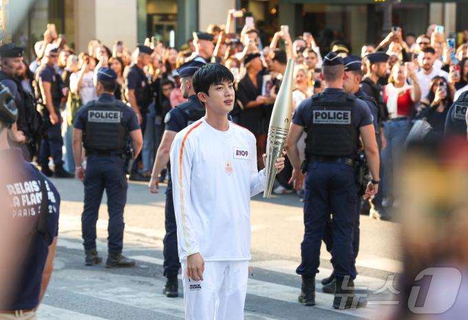 [사진] 성화 봉송 준비하는 BTS 진