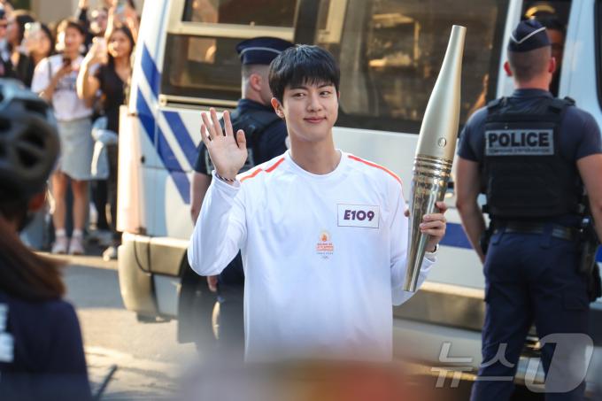 [사진] 성화 봉송 전 관중들에게 인사하는 BTS 진