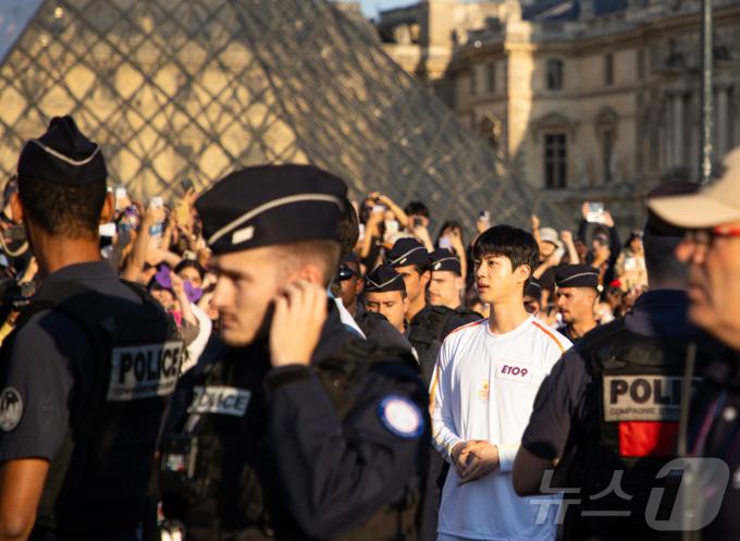 [사진] 파리올림픽 성화 봉송 주자로 나선  BTS 진