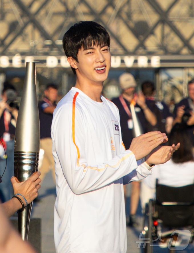 [사진] 성화 봉송 임무 완료 후 박수치는 BTS 진