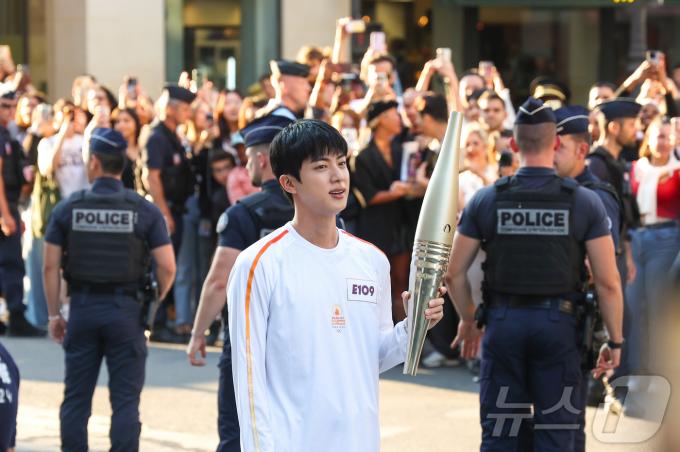 [사진] 성화 봉송 준비하는 BTS 진